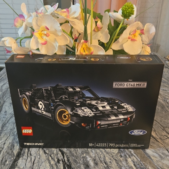 LEGO Technic Ford GT40 MK II in Black and Gold - Picture 2 of 4